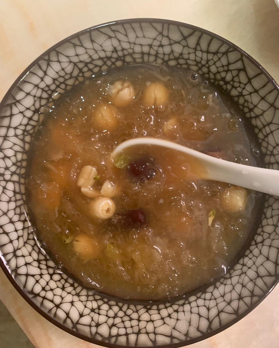 【甜蜜工坊】银耳莲子汤