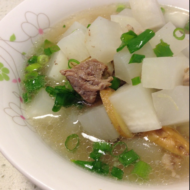 白萝卜牛腩汤