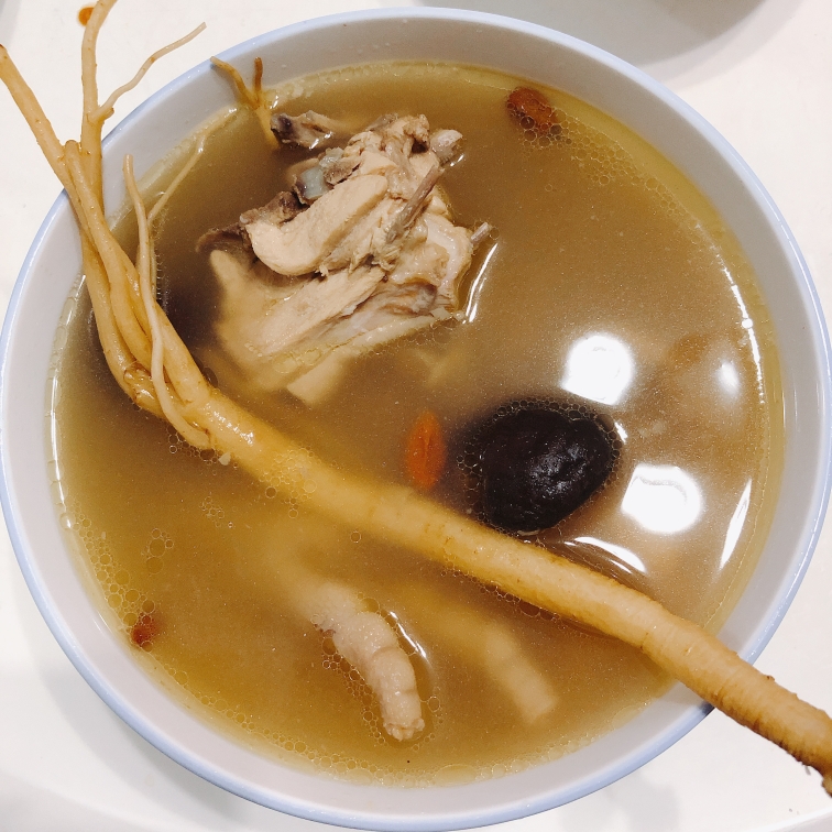 炖鸡汤(党参、当归、红枣、枸杞、香菇)的做法