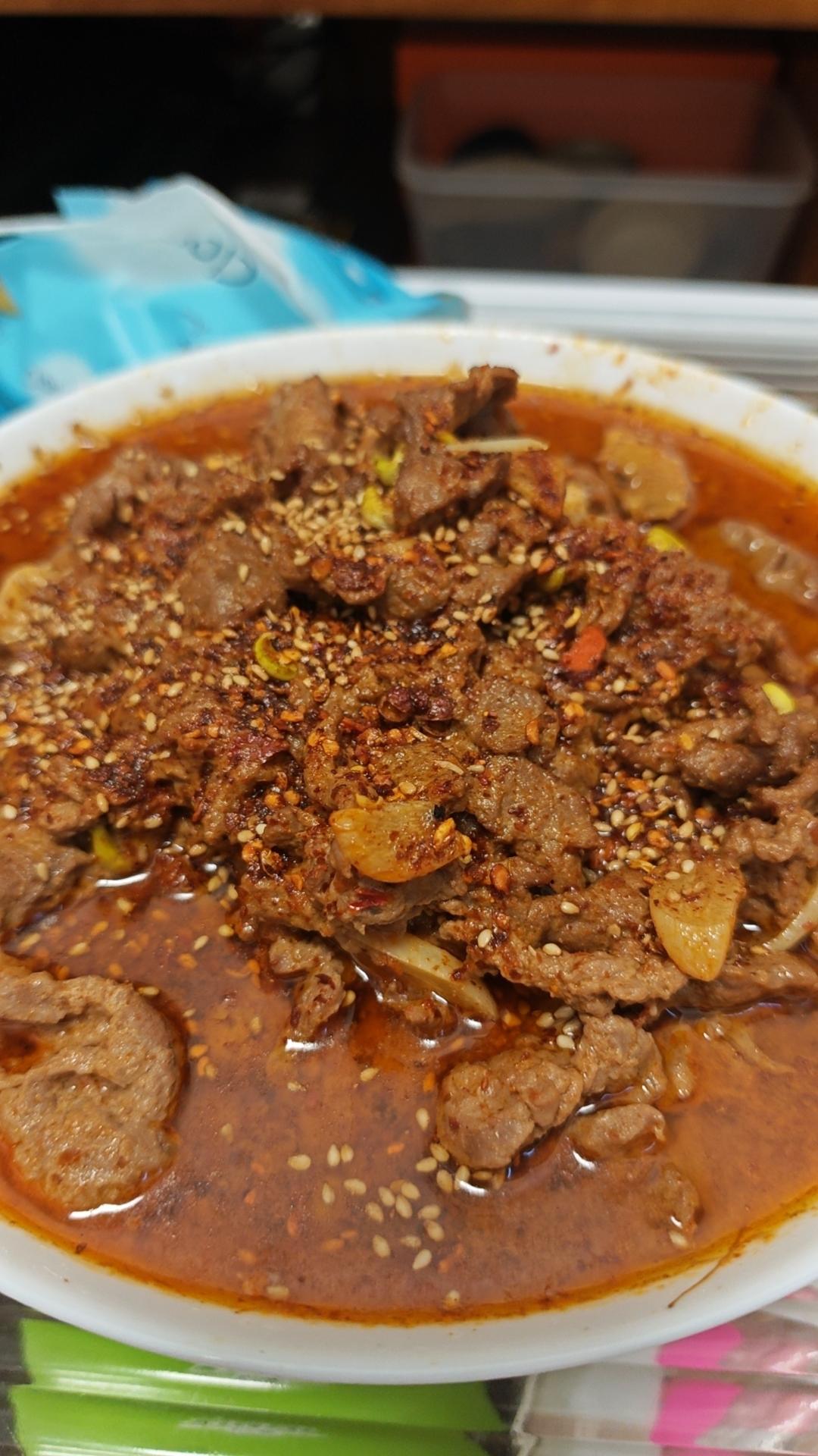 厨师长教你：“传统版水煮牛肉”的家常做法，麻辣味厚，肉质细嫩