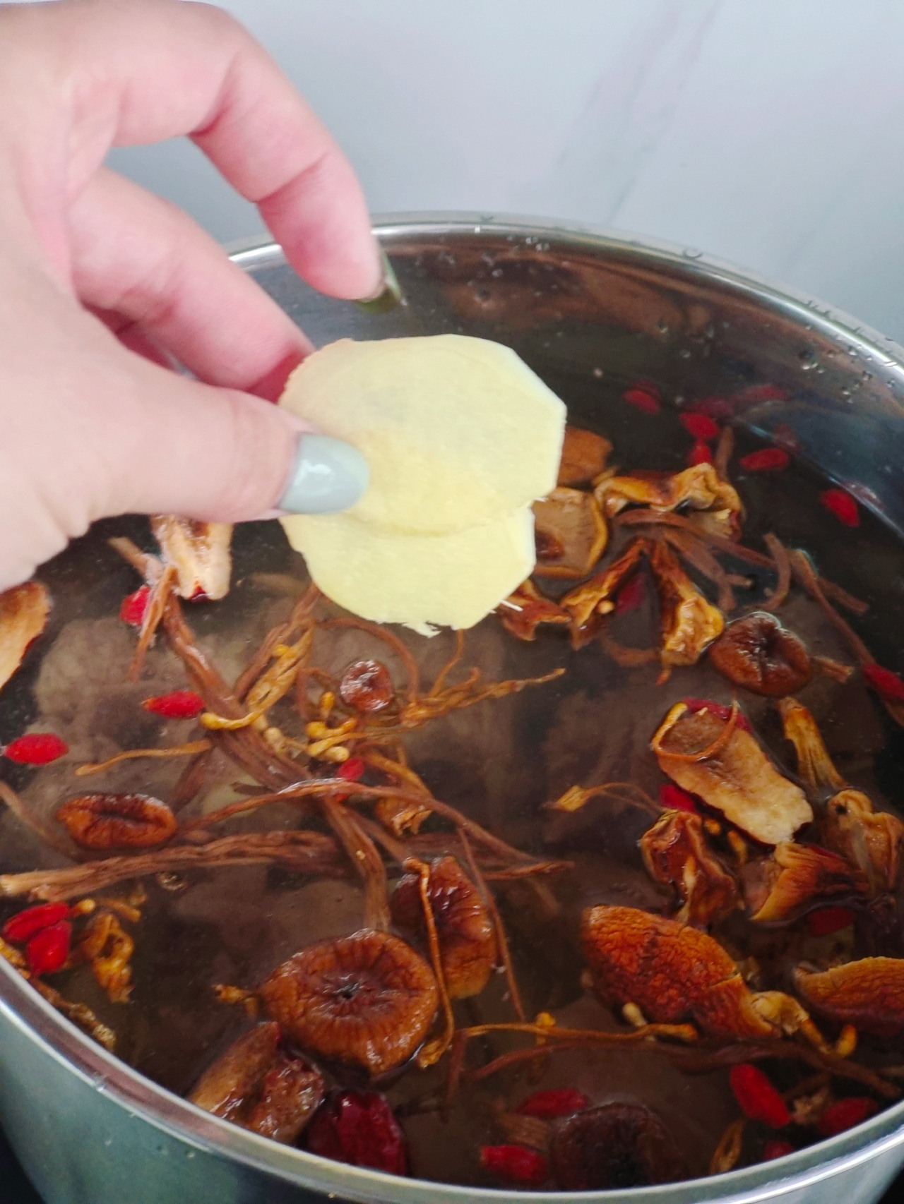 姬松茸排骨汤的做法 步骤3
