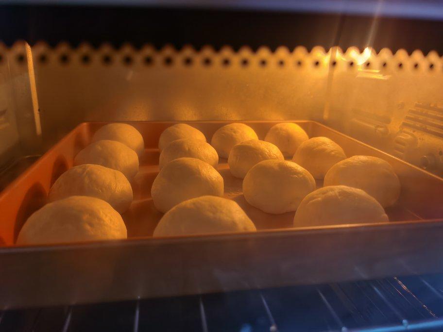 像棉花般柔软的炼乳小餐包，新手一次成功