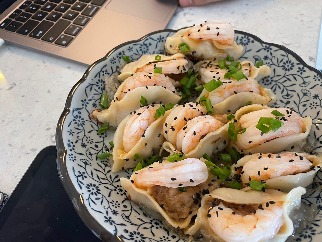 12+ 猪肉鲜虾锅贴，外皮酥脆香气扑鼻，一锅不够吃！