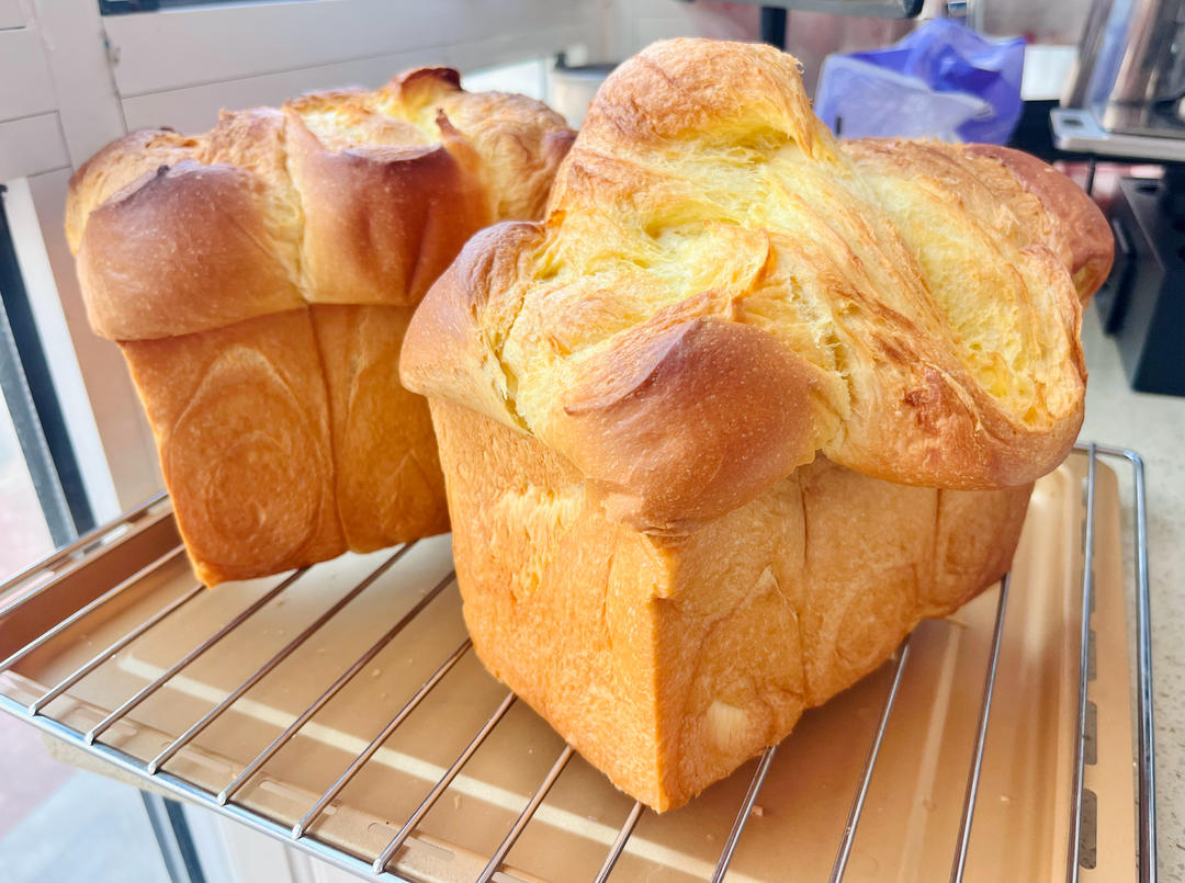 超级浓郁柔软的布里欧修吐司