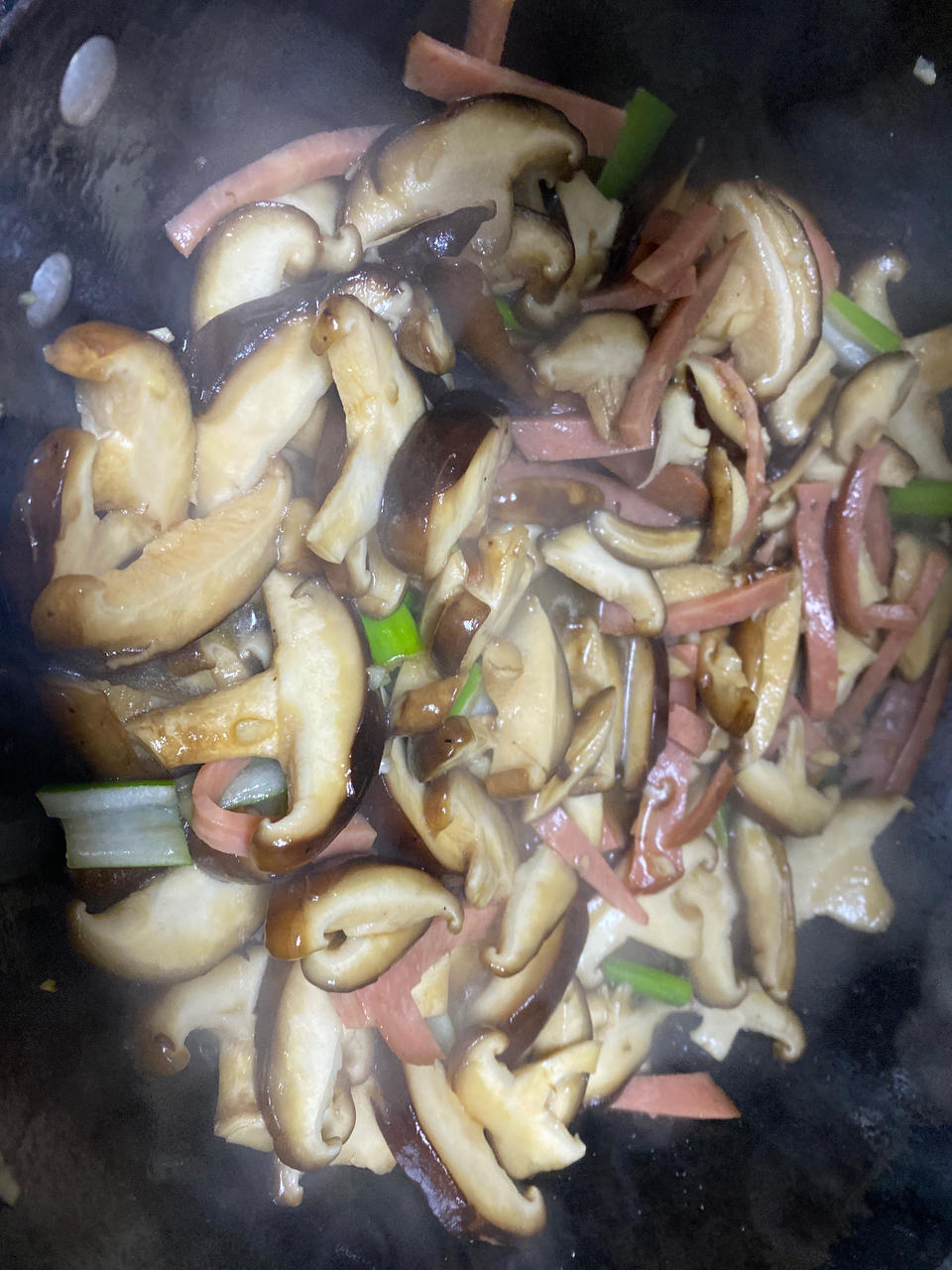 分享一个香菇好吃的做法，不用烧鸡不用炖汤，简单炒一炒，真香