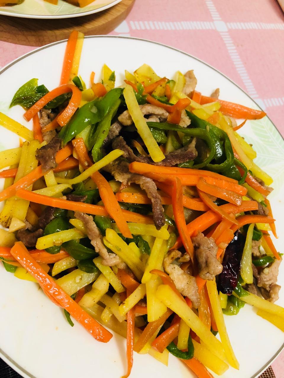 超下饭的青椒胡萝丝炒肉