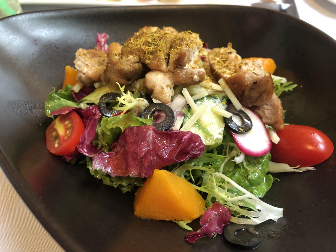 满满肉香，这才是理想中的蔬菜啊！烤鸡胸肉沙拉