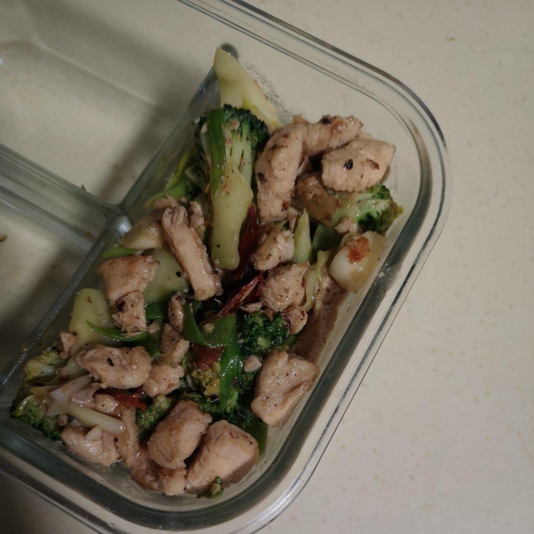 减脂又好吃的西兰花炒鸡胸肉