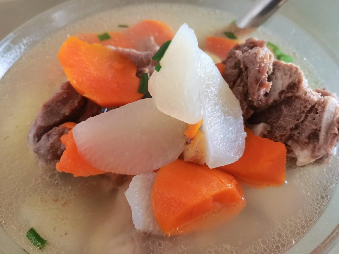 白萝卜排骨汤～～～食材简单但清甜好喝