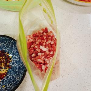 超下饭的贵州西红柿青椒肉沫炒玉米的做法 步骤4