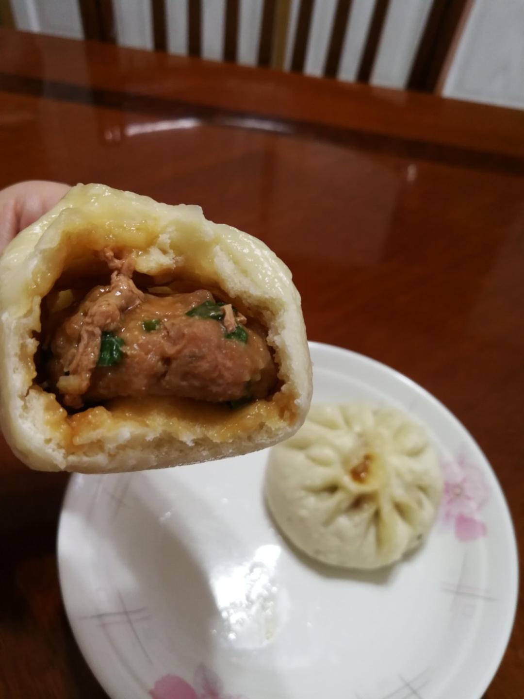 松软多汁的肉包子