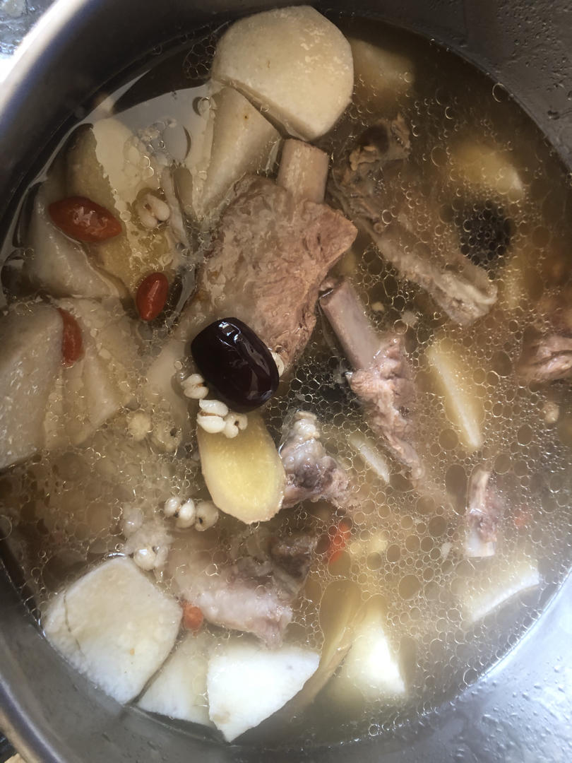 电炖盅黑猪排骨炖玉米