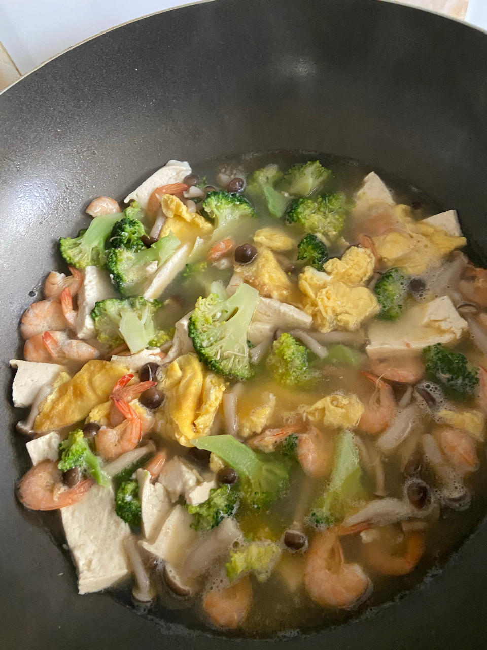 豆腐鲜虾菇菌汤