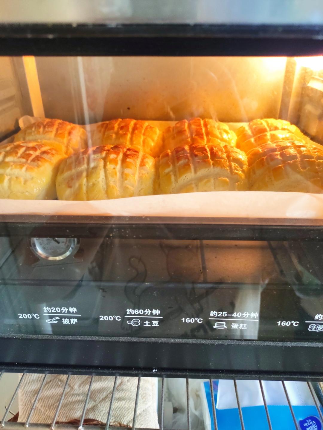 好吃到炸裂的港式菠萝包（附带制作酥皮的小视频）