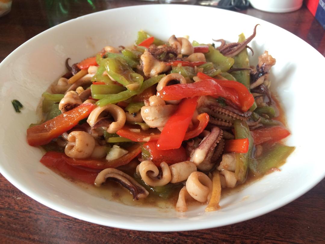 可以先炒辣椒,然后令起锅炒墨斗鱼,八分熟左右再放入辣椒一起炒,这样