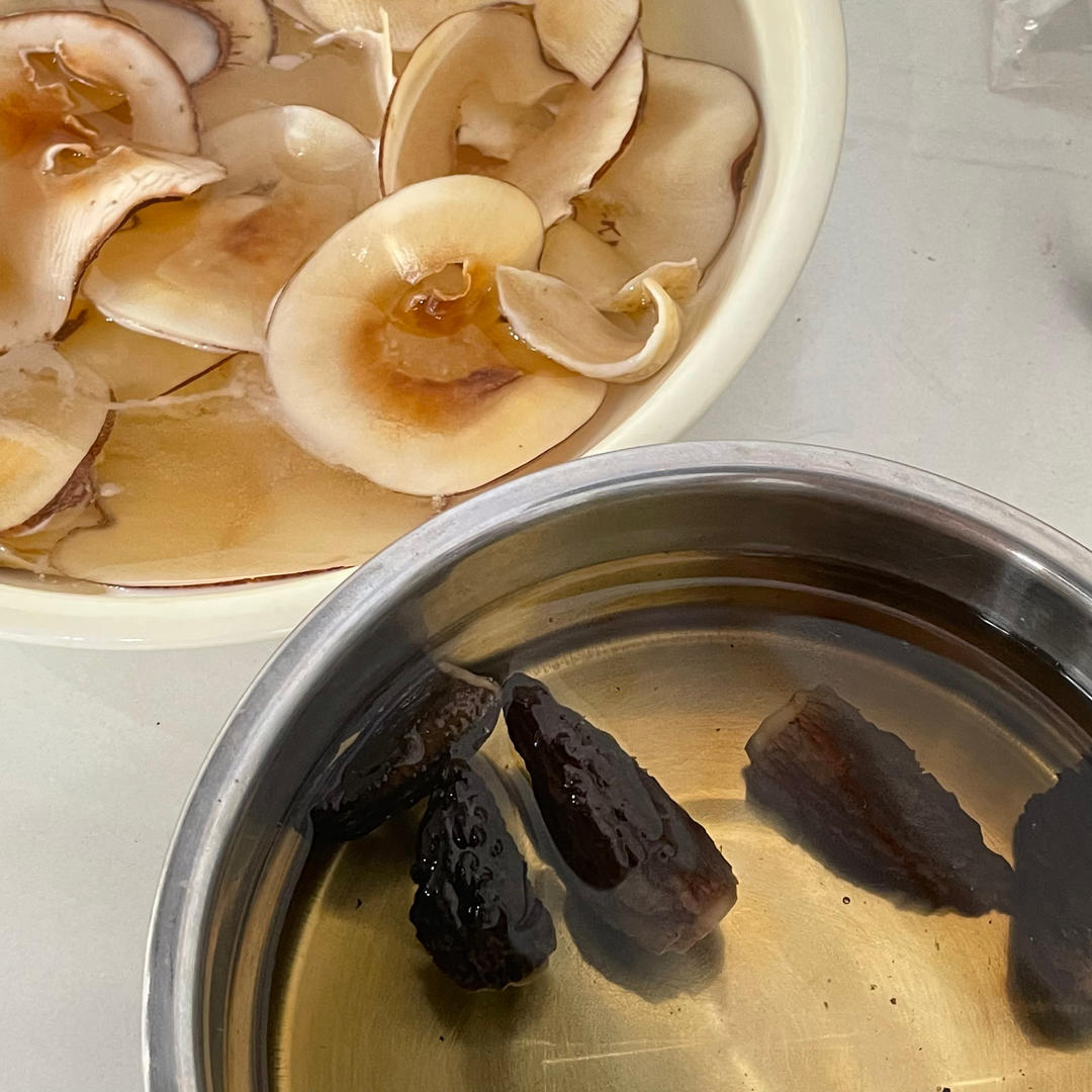 清热润肺‼️提高免疫力‼️羊肚菌海底椰瘦肉汤🍲的做法 步骤2