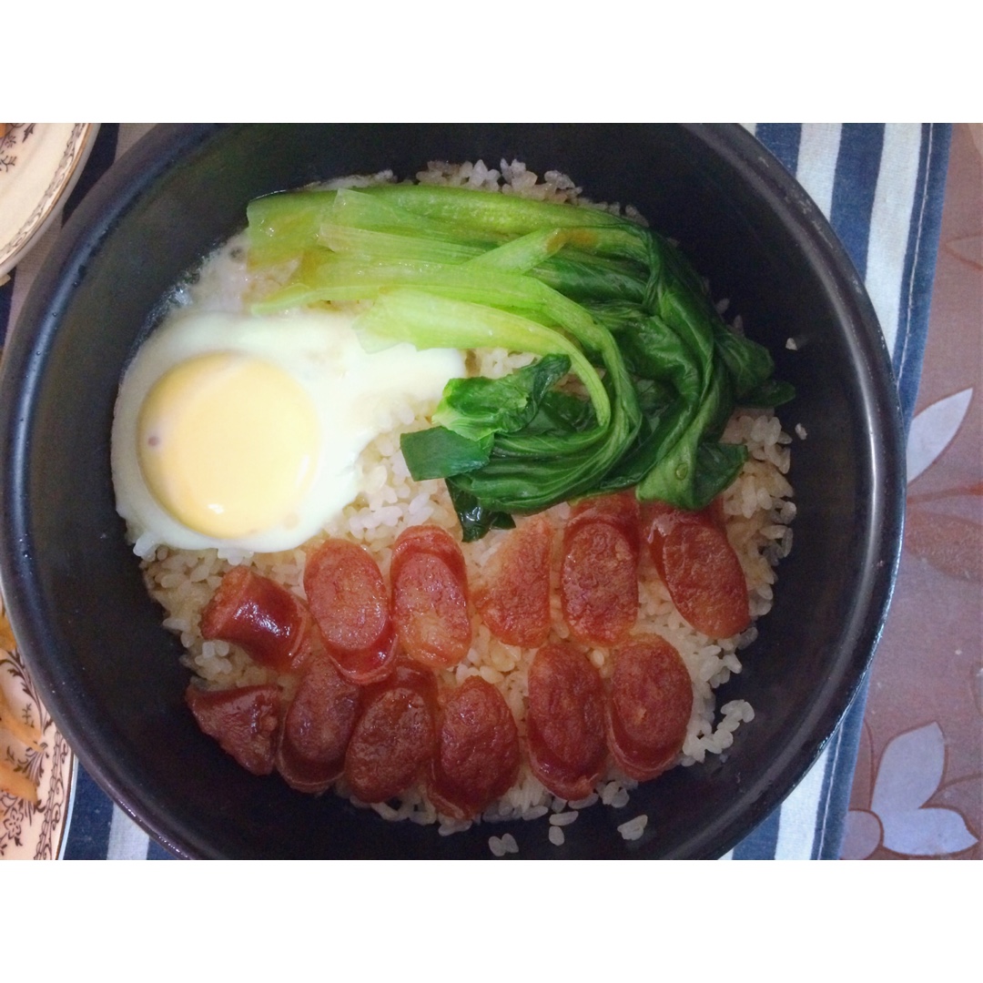 广式腊味煲仔饭