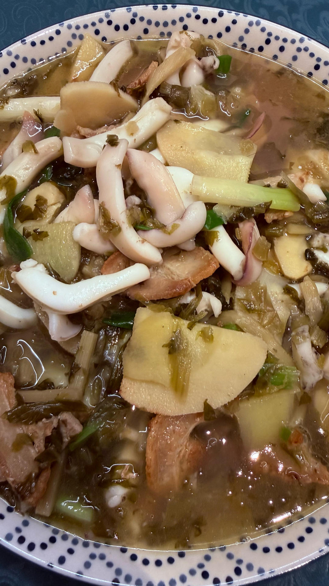 春天🌱来了，冬季🌨的食材马上要退市了，挑一株嫩嫩的冬笋🎋，冰箱拿一只🦑过年存货，快炒一份透鲜透鲜的“五花肉🥩雪菜冬笋炒鱿鱼🐙”