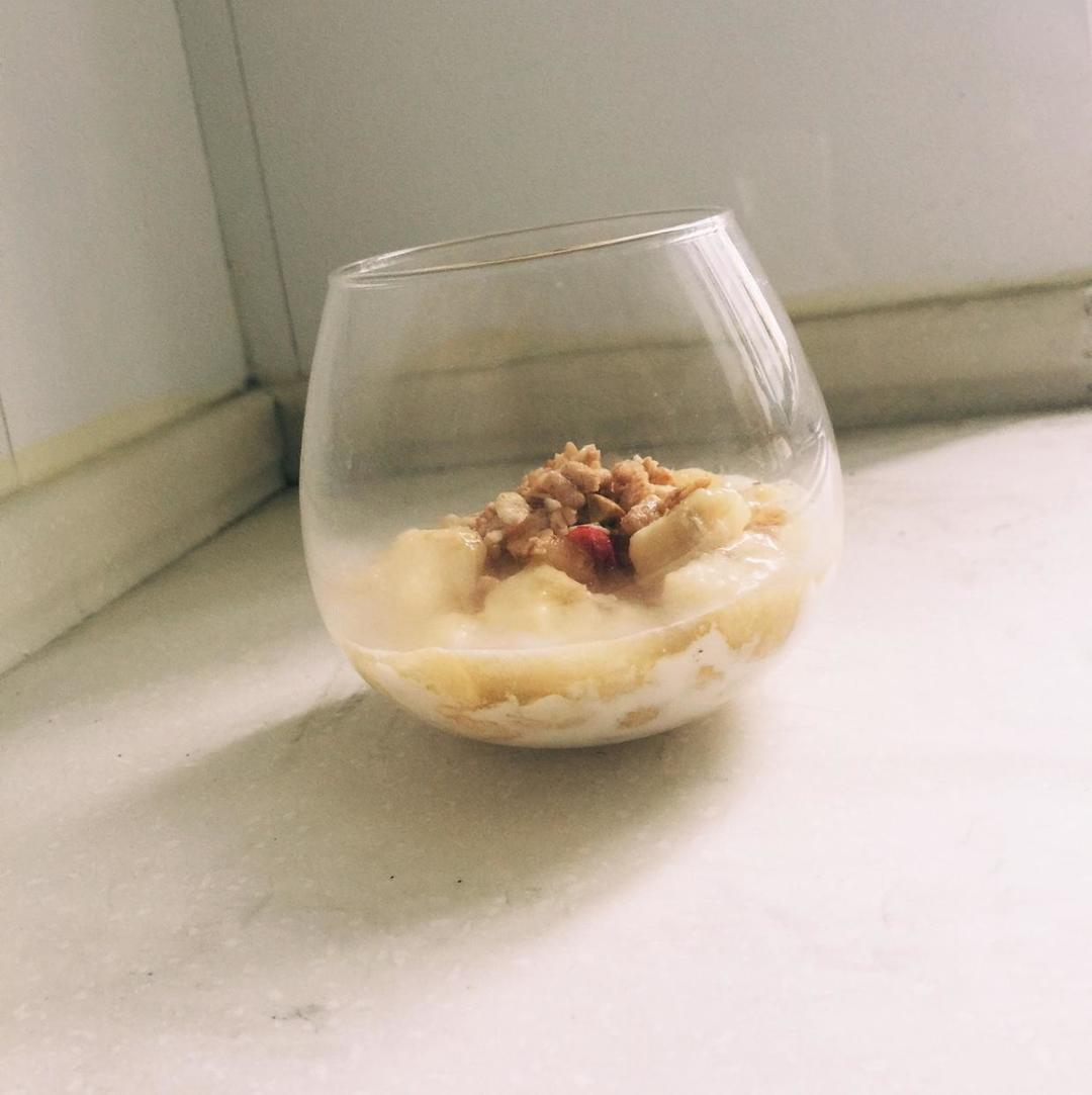 【Kitchen Stories】炖香蕉配酸奶杏仁饼的做法