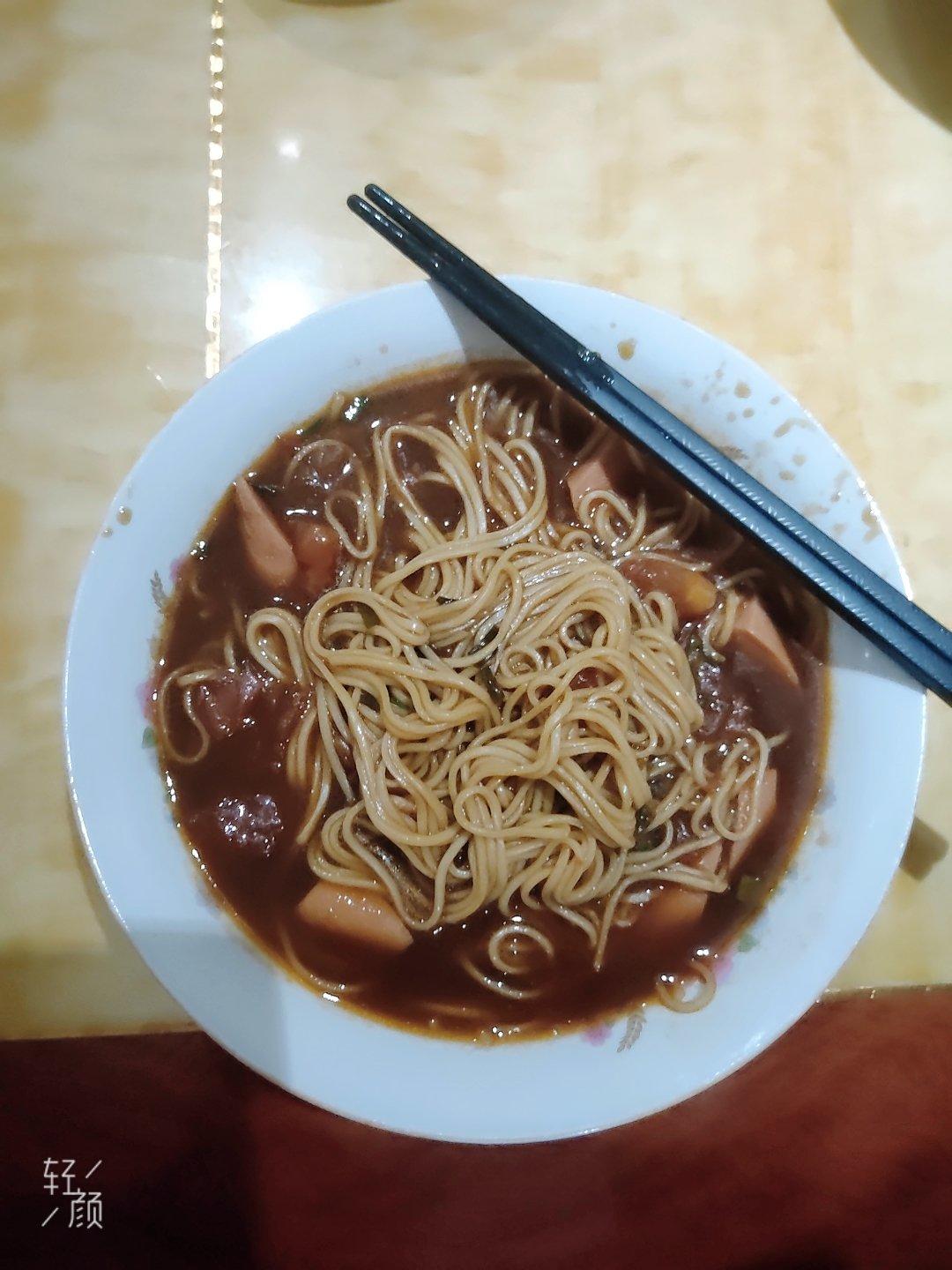 汤汁浓郁，好吃到停不下来的番茄火腿酸汤面