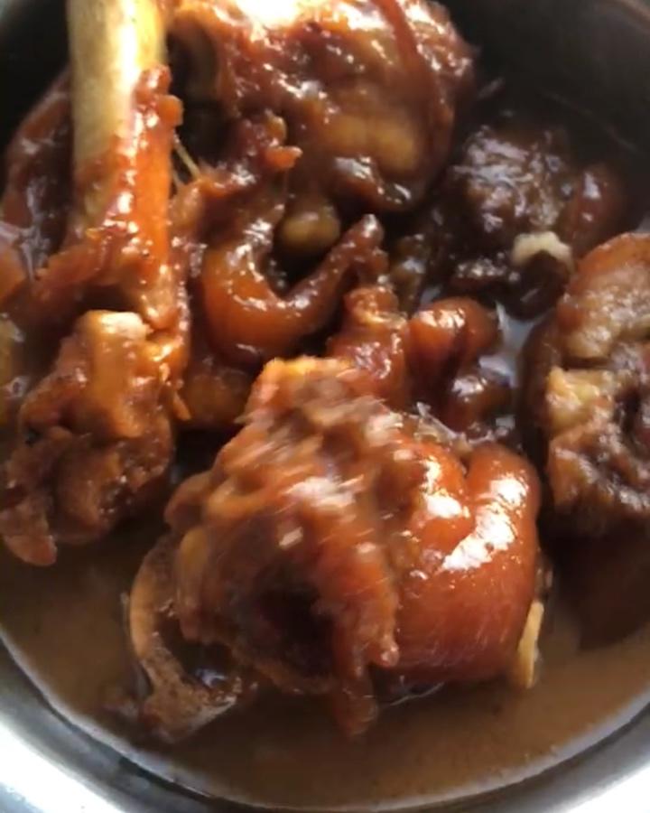 美味的黄豆炖猪蹄