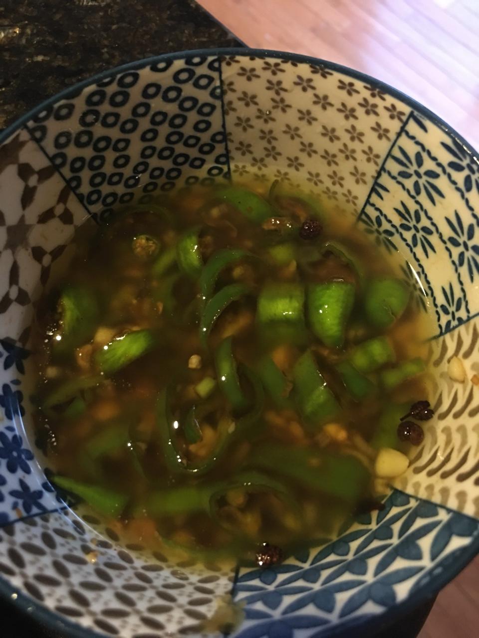 一碗好吃的油浸辣椒圈