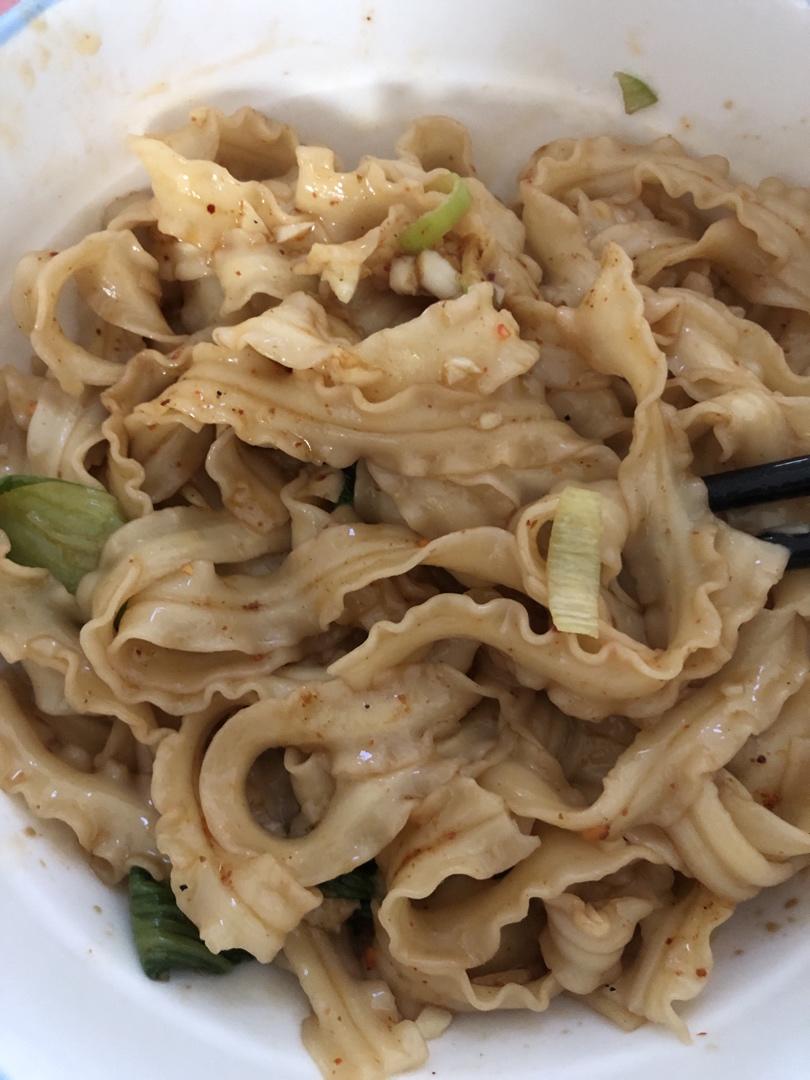 十分钟就能吃上的超简单油泼面