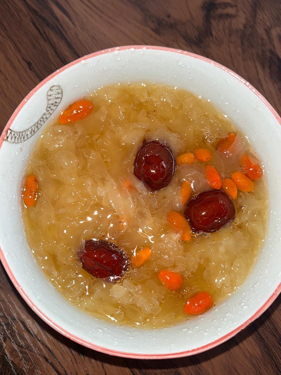 简易版-红枣枸杞银耳汤