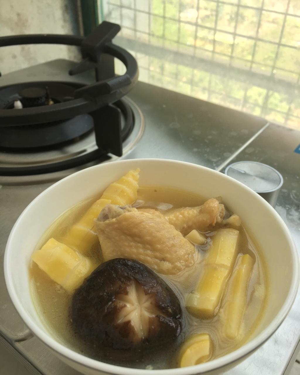 一粒米少做的香菇春笋煲鸡汤