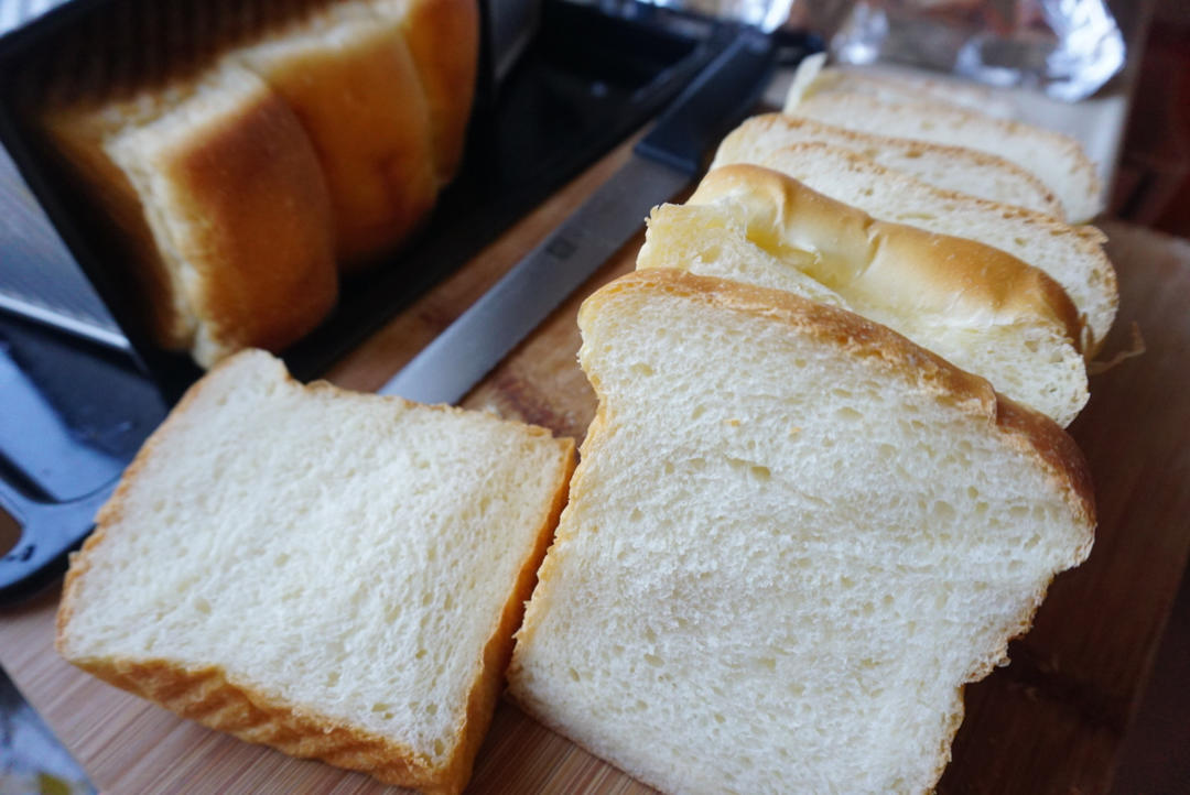 奶呼呼的厚炼乳吐司