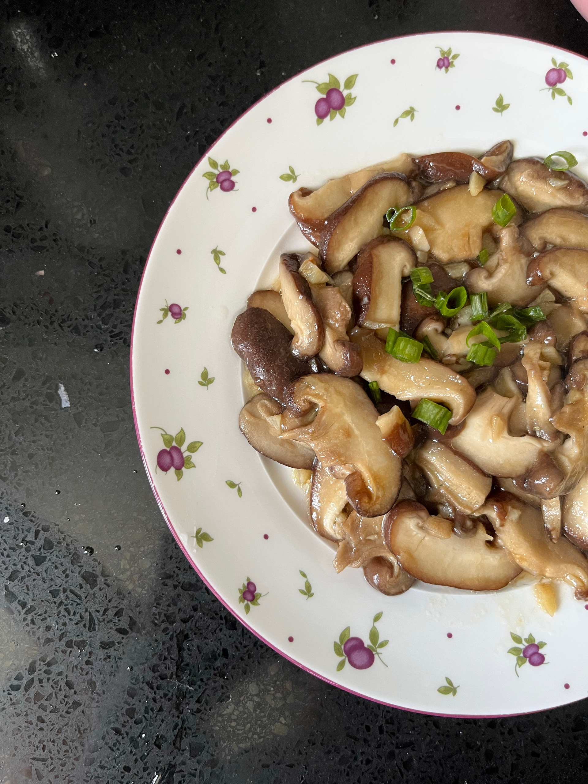 分享一个香菇好吃的做法，不用烧鸡不用炖汤，简单炒一炒，真香