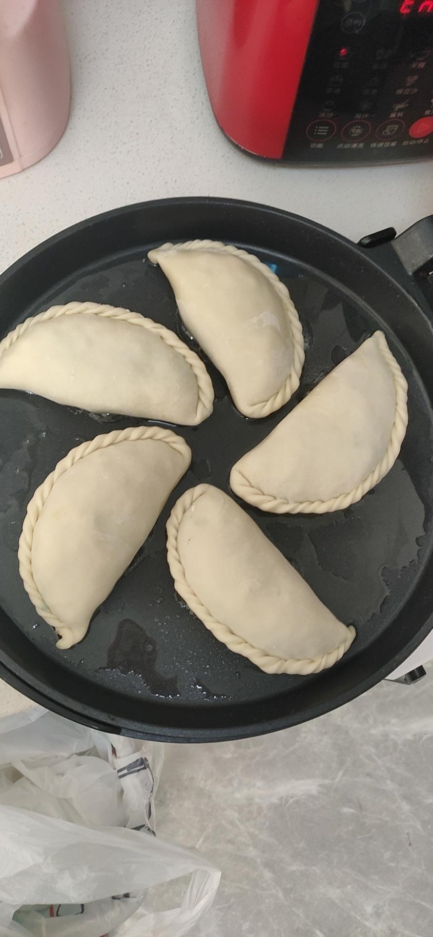 鲜香韭菜盒子（附超详细捏花边视频）