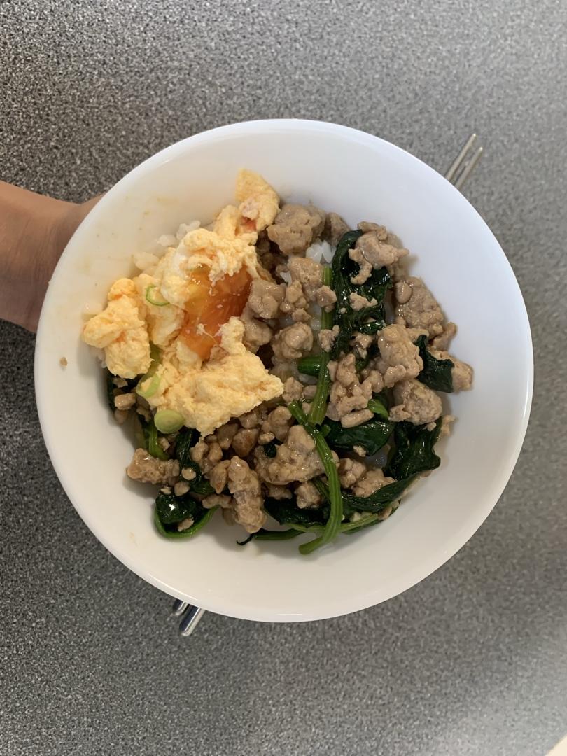 菠菜猪肉碎盖饭