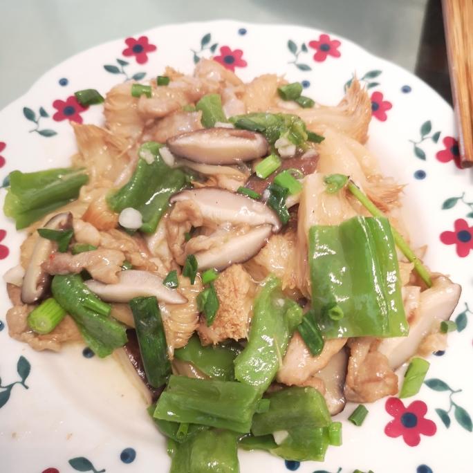 废话超多的猴头菇炒肉片菜谱的做法