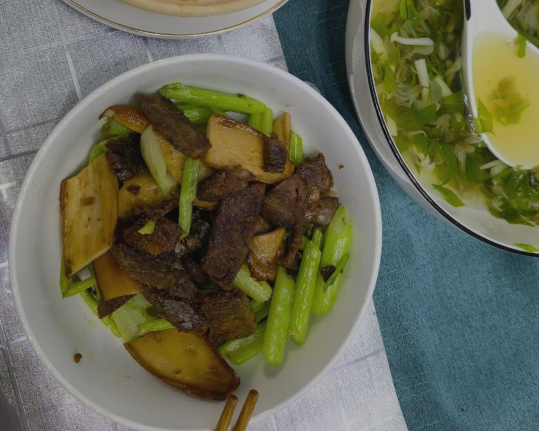 饭店同款酱牛肉煎炒杏鲍菇芹菜的做法 步骤2