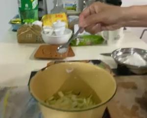 大虾火腿肠西葫芦鸡蛋饼的做法 步骤3
