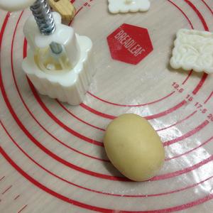 粒粒蛋黄半岛奶黄月饼的做法 步骤8