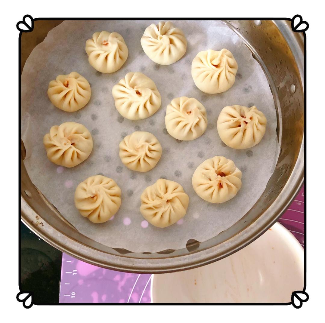 松软多汁的肉包子
