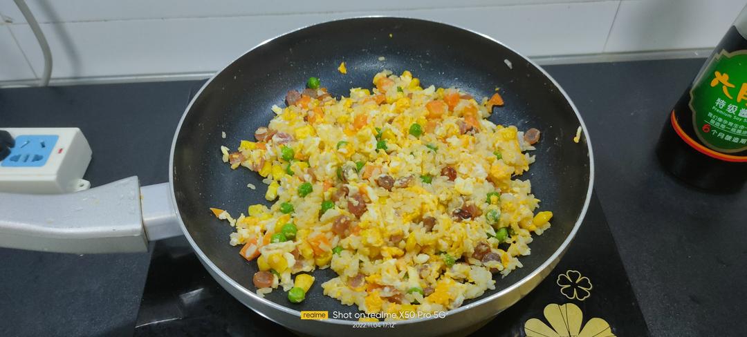 五分钟吃光🍚腊肠鸡蛋炒饭（一人份）