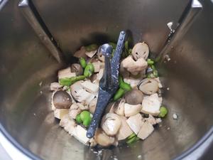 草菇蚕豆烧豆腐的做法 步骤4