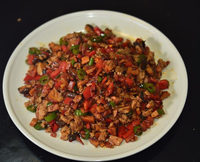 红萝卜青椒香菇炒肉末的做法