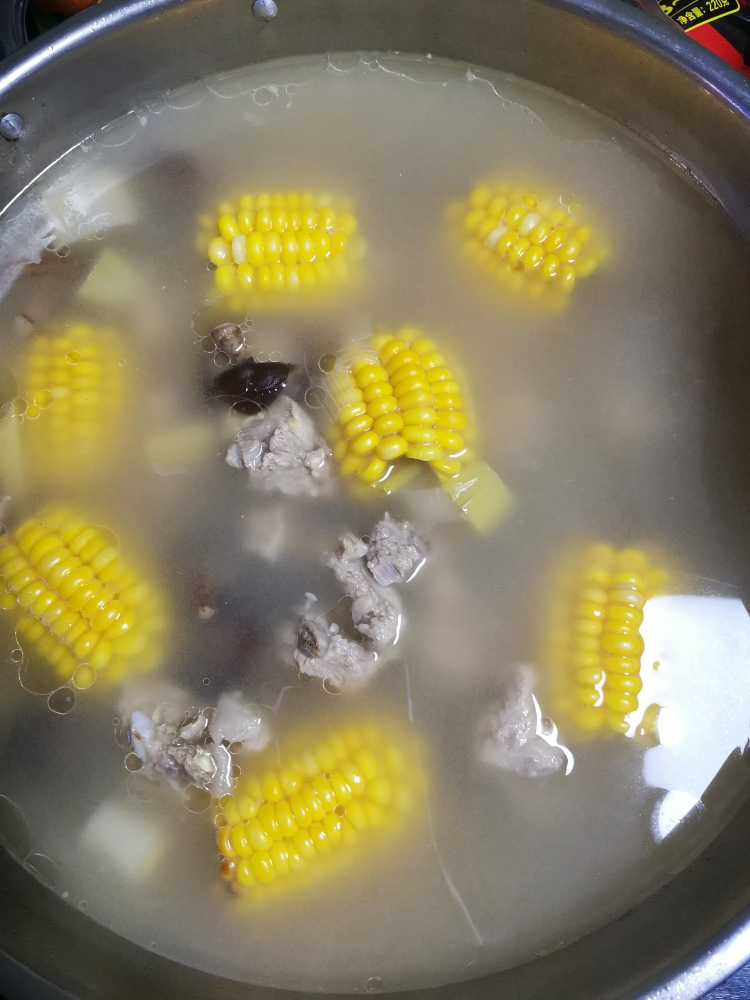 玉米香菇排骨汤的做法