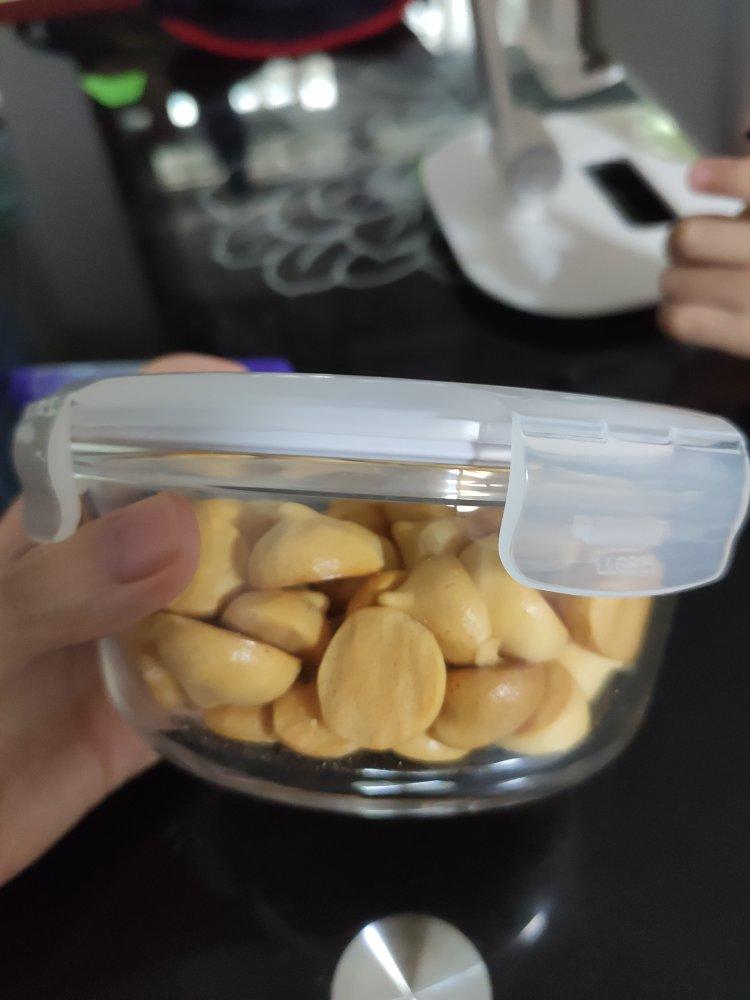 宝宝第一口健康零食！超级无敌好吃到爆炸！入口即化！材料只有1个鸡蛋 ！10g奶粉！5g淀粉 ！酥脆可口 ！幸福的味道 ！