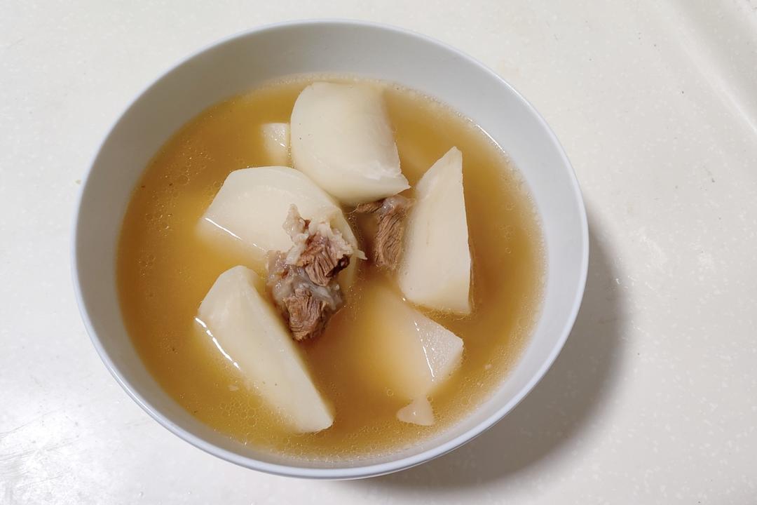 简单到只用一种调料的牛腩炖萝卜汤