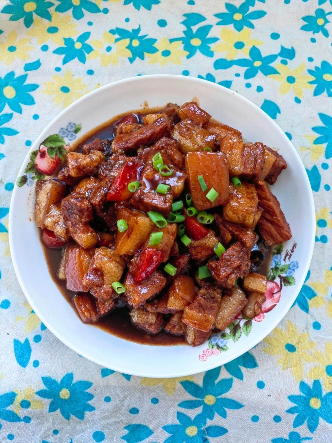 吃着碗里望着锅里的红烧肉