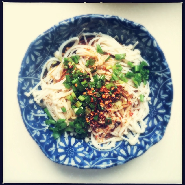 葱油金针菇——10分钟快手菜，你绝对不能错过的美味~
