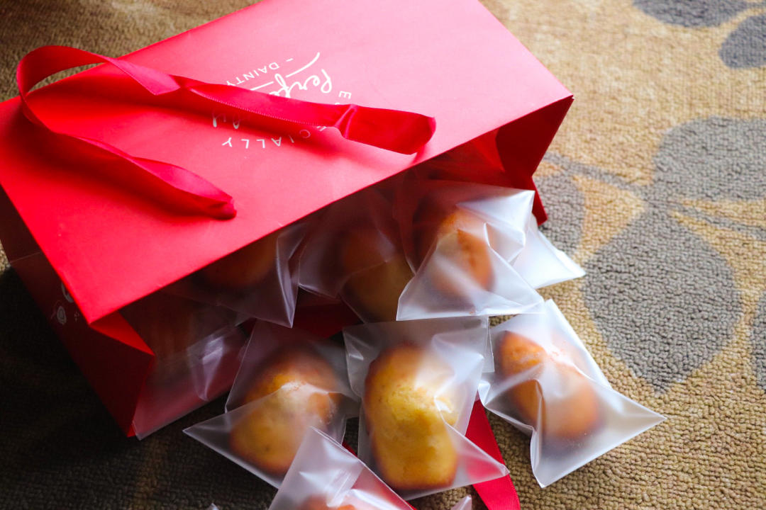 玛德琳（蓝带方）