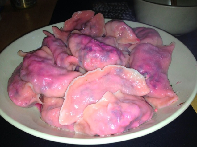 纯天然粉红色饺子