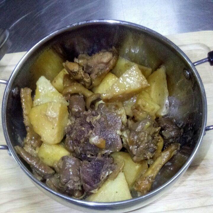 土豆炖鸡块儿