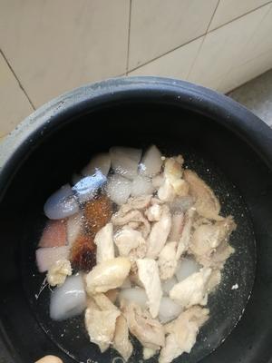 【20款家常老火汤】海底椰螺肉炖鸡汤的做法 步骤5